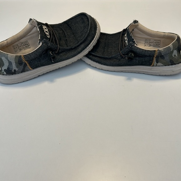 Hey Dudes Mens size 8 denim look with camo on the back - Picture 3 of 4